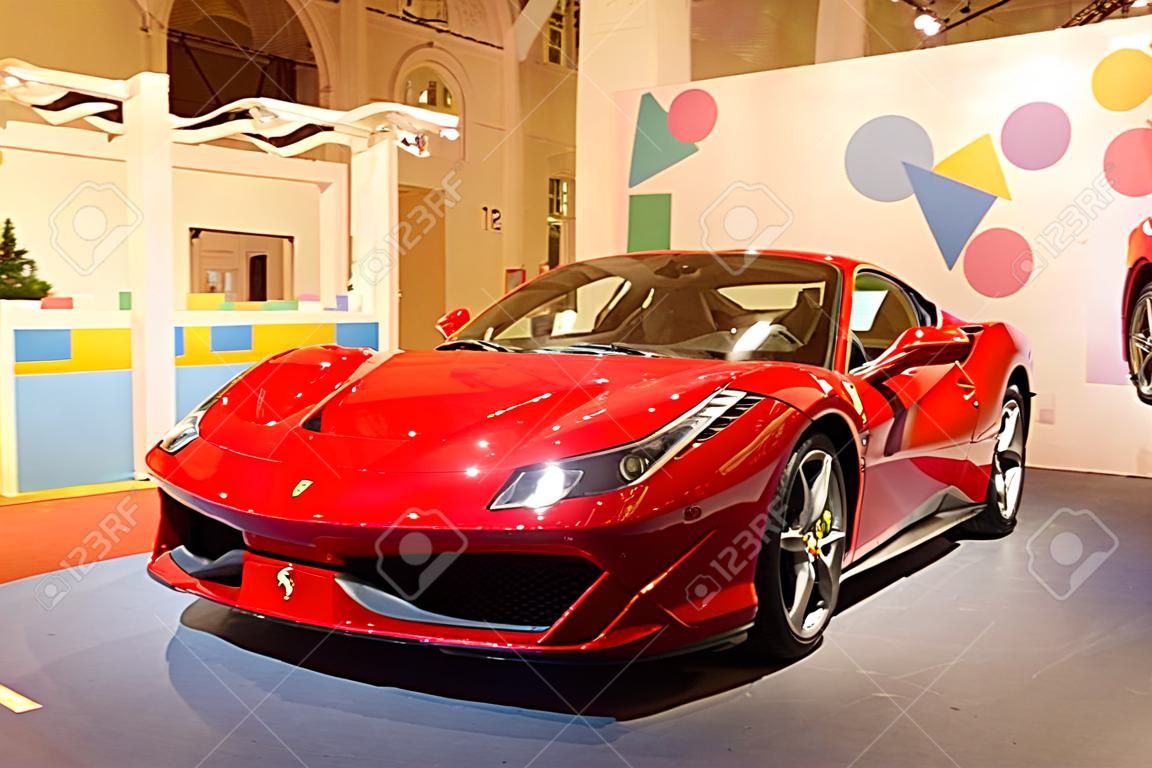 8 dicembre 2017, Mosca, Russia, Mostra "Ciao, Italia!", Che si svolge nel Manege. Bellissima vettura Ferrari presentata alla mostra.