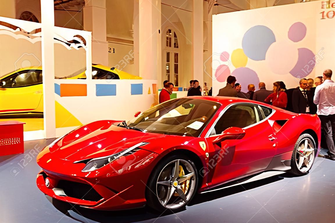 8 dicembre 2017, Mosca, Russia, Mostra "Ciao, Italia!", Che si svolge nel Manege. Bellissima vettura Ferrari presentata alla mostra.