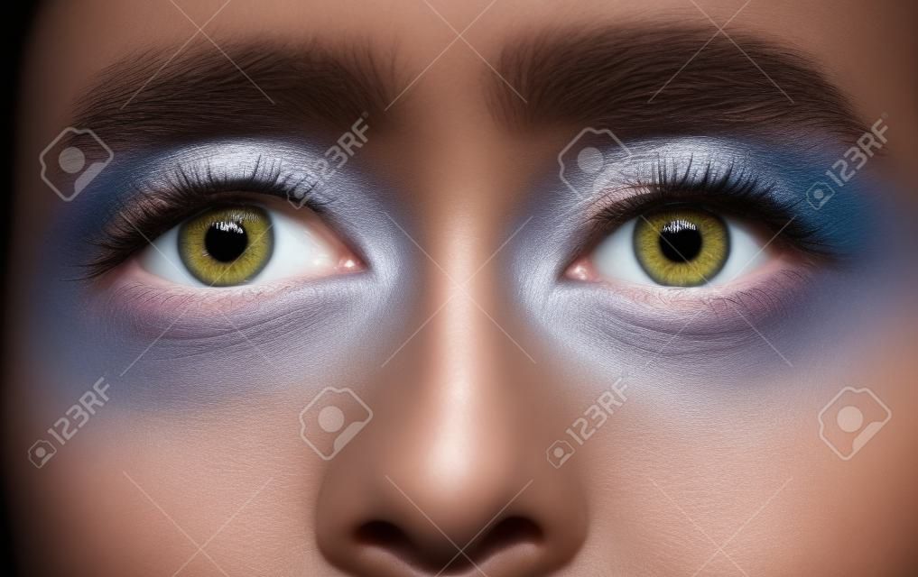 Um olhar perspicaz bonito. Close up tiro