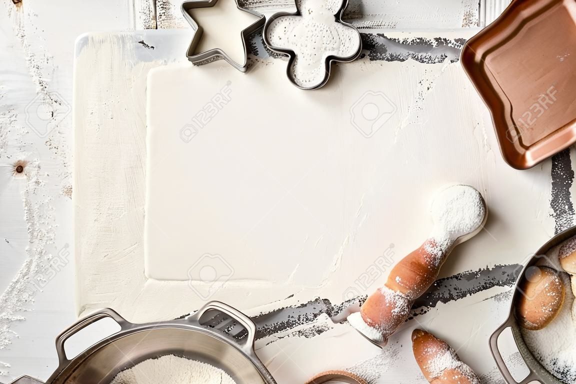 Noël bicarbonate de fond avec de la farine, un rouleau à pâtisserie, emporte-pièce et lèchefrite rustique, vue de dessus, place pour le texte. Horizontal