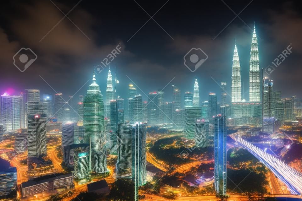Holograma del gráfico del mercado de valores, vista panorámica nocturna de la ciudad de Kuala Lumpur. KL es un lugar popular para obtener educación financiera en Malasia, Asia. El concepto de investigación internacional. Exposición doble.