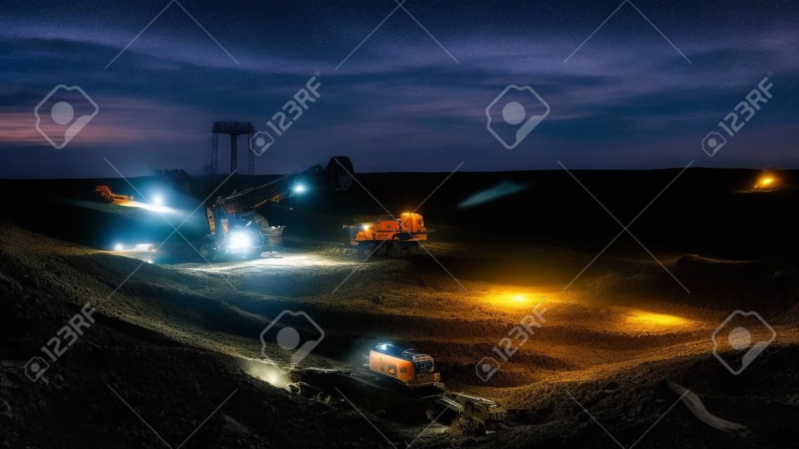 Nocne ujęcie górnictwa węgla kamiennego na otwartej powierzchni z oświetloną koparką, garzweiler, niemcy