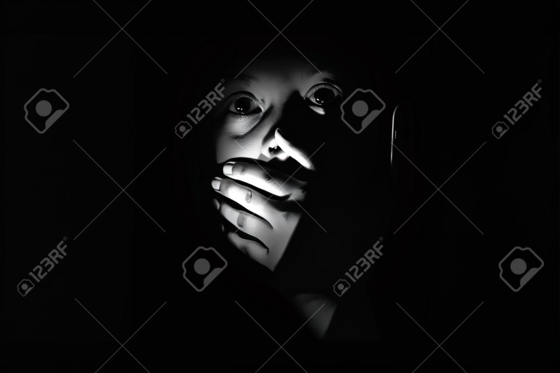 The girl covered her mouth with her hand and was afraid to say in the dark, silence is fear and secret, don't say anything