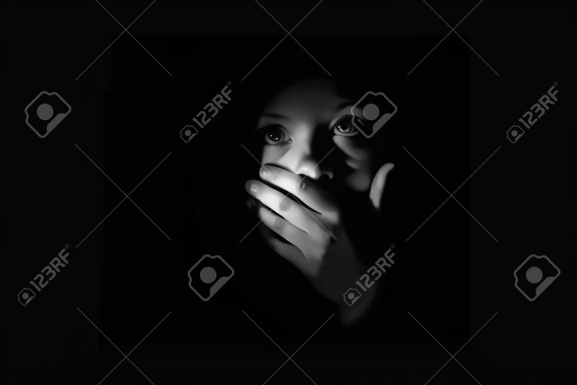 Das Mädchen bedeckte ihren Mund mit der Hand und hatte Angst zu sagen, in der dunklen Stille ist Angst und Geheimnis, sag nichts