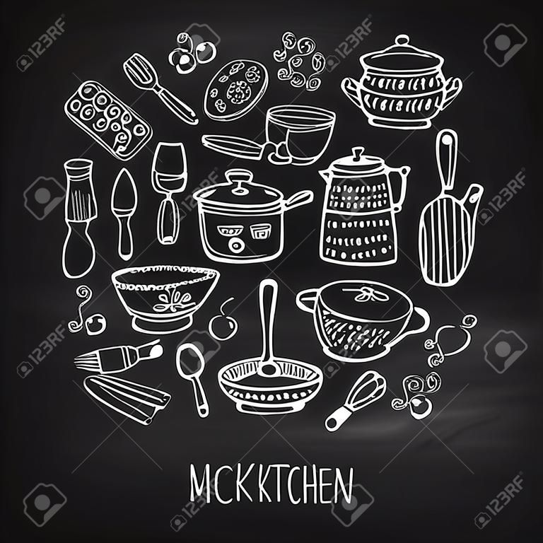 Zestaw ręcznie rysowane naczynia na tablicy. Kreda kuchnia tło. Doodle urządzeń kuchennych. Ilustracji wektorowych.