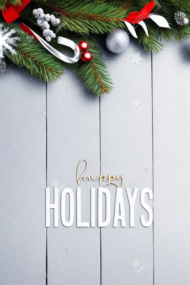 Buone vacanze con composizione per vacanze invernali composta da stelle di pino e decorazioni festive vista dall'alto biglietto di auguri di Natale e Capodanno