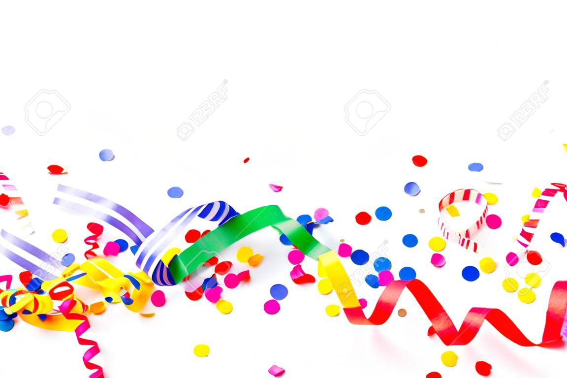 Confeti de papel de colores y serpentina de fiesta girada de colores sobre un fondo blanco con copyspace en una tarjeta de felicitación y diseño de plantilla de invitación a fiesta para boda o cumpleaños de Navidad de año nuevo
