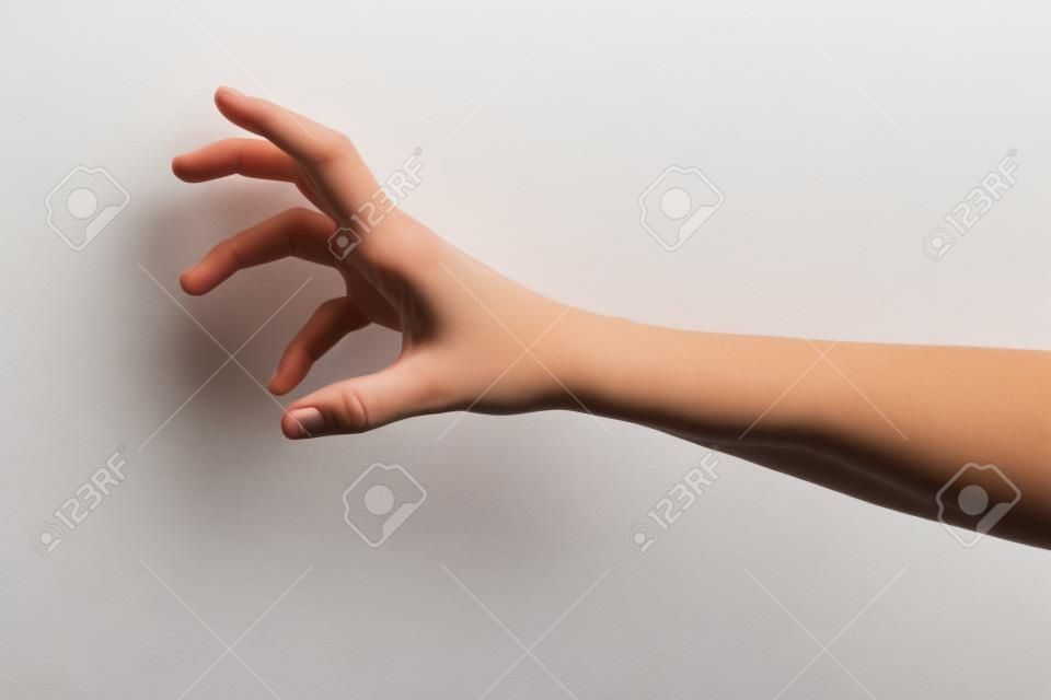 Blanke vrouwelijke hand om objecten te grijpen, geïsoleerd op wit.
