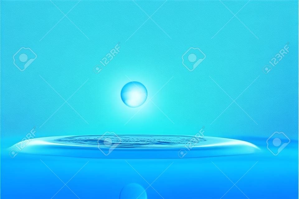 Powierzchniowa kropla cieczy, niebieski plusk, falujący napój wodny