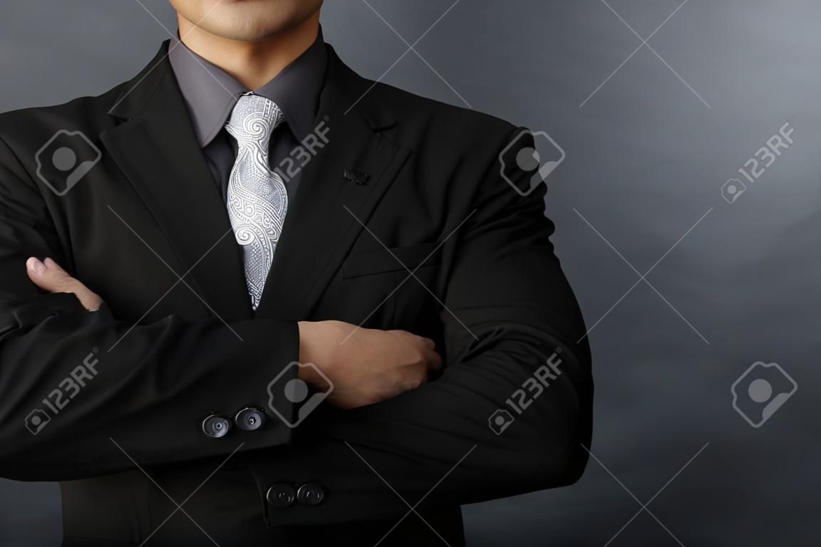 stattlicher Mann im schwarzen Anzug