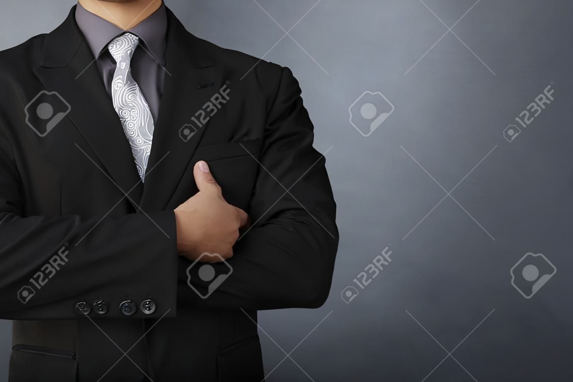 stattlicher Mann im schwarzen Anzug