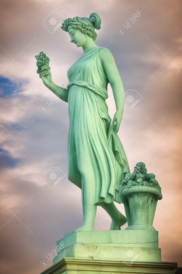 Diosa de la estatua de la abundancia en la Piazza del Popolo