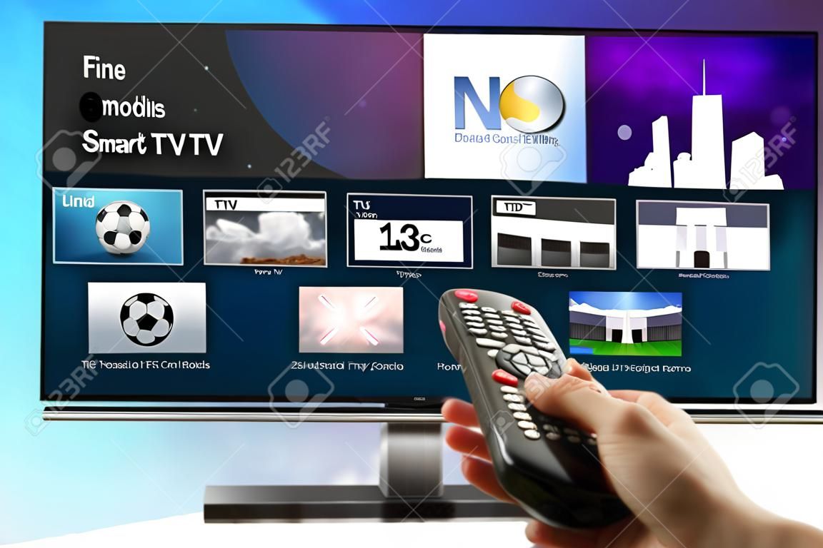 TV 3D intelligent avec la main tenant la télécommande isolé