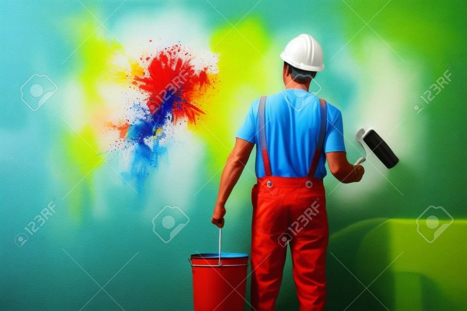 peintre homme au travail avec un rouleau de peinture et un seau, le concept de peinture murale