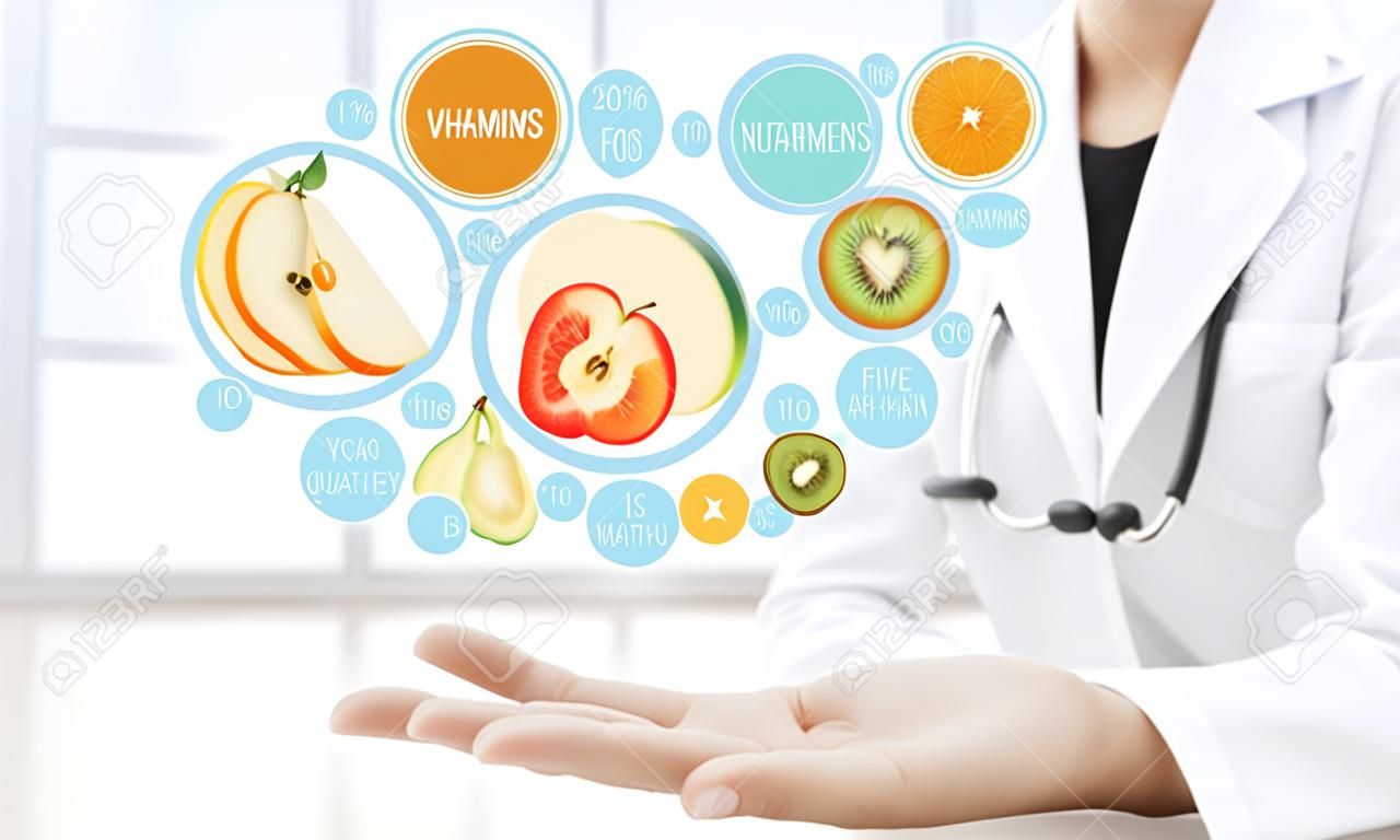 conceito de suplementos alimentares saudáveis, Mão do médico nutricionista mostrando símbolos frutas em forma de coração.
