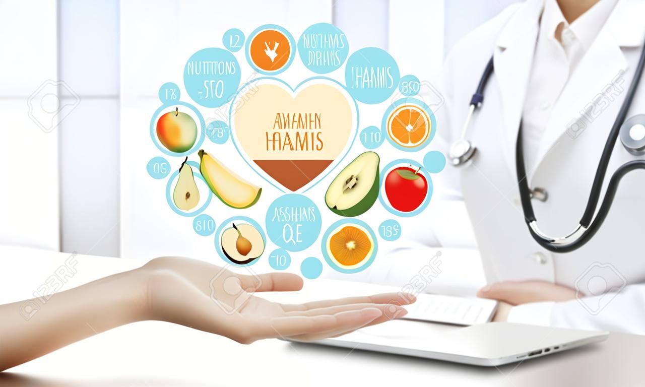 conceito de suplementos alimentares saudáveis, Mão do médico nutricionista mostrando símbolos frutas em forma de coração.
