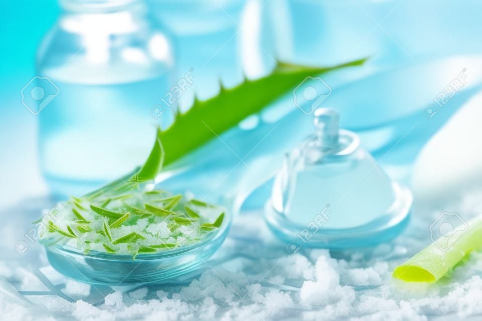 Aromatherapie Spa-Hintergrund mit Aloe, Meersalz, ätherischen Ölen und Pflanzenextrakten.