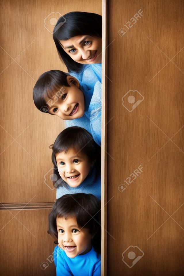 Madre e tre figli capolino dalla porta.