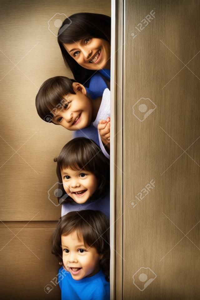 Madre e tre figli capolino dalla porta.