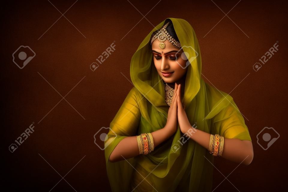 Retrato de la bella joven indio. Joven hindú de la joyería kundan del modelo de la mujer. Disfraz tradicional
