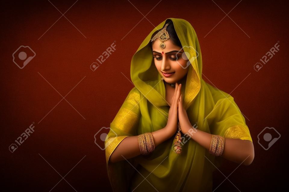 Retrato de la bella joven indio. Joven hindú de la joyería kundan del modelo de la mujer. Disfraz tradicional