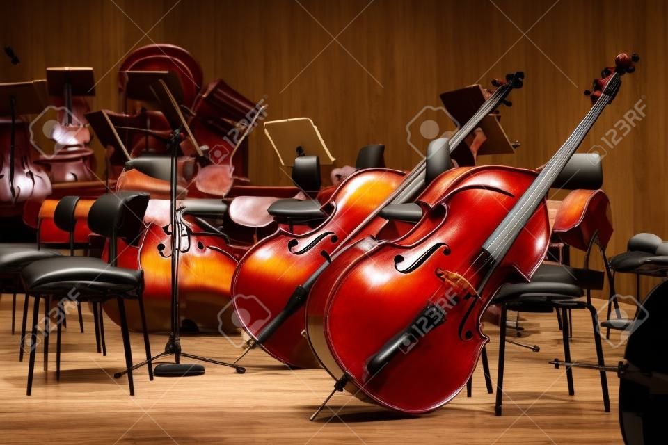 Instrumentos de música de violoncelo em um palco