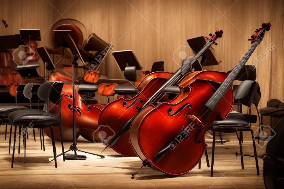 Instrumentos musicales en un escenario cello