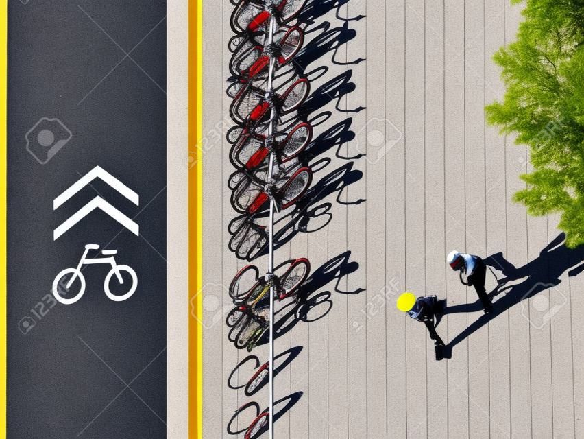 Fahrrad Lane Beschilderung mit Fahrrad Parkplatz auf der Straße Menschen zu Fuß Städtische Stadt Draufsicht