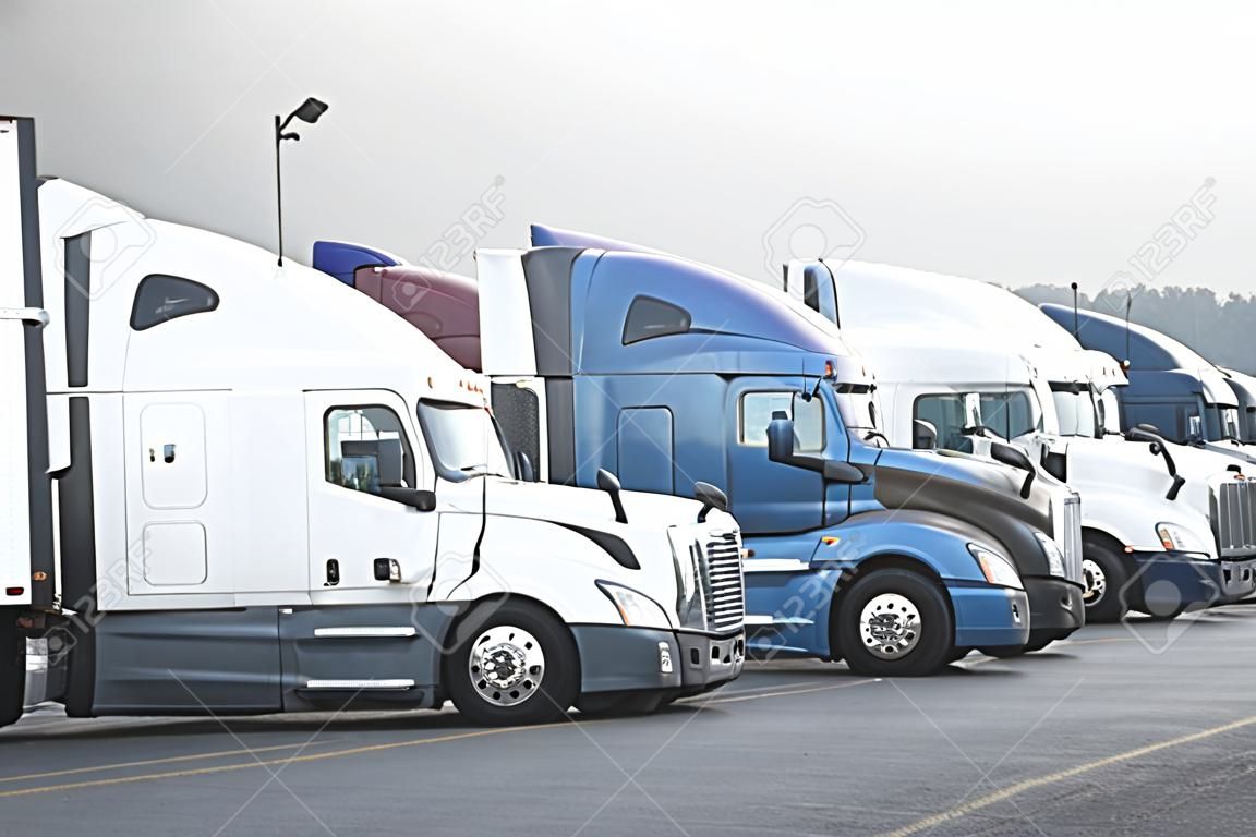 Perfis de diferentes caminhões semi grande rig de longo curso com cabine alta em pé no estacionamento à espera de carga e possibilidade de continuar para o destino de acordo com o cronograma aprovado