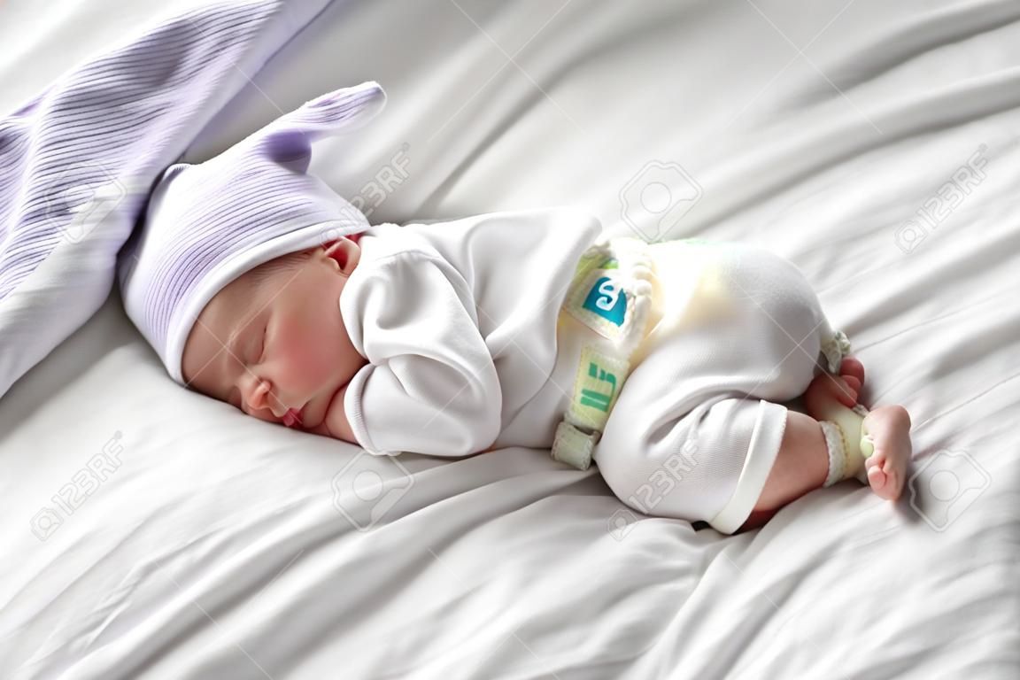 Neugeborene Baby schläft auf dem Krankenbett