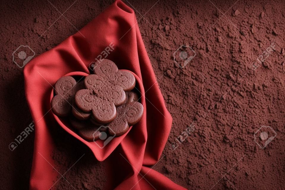 토룬 도시에서 중세부터 생산된 전통적인 폴란드 비스킷인 초콜릿 속 토룬 진저브레드
