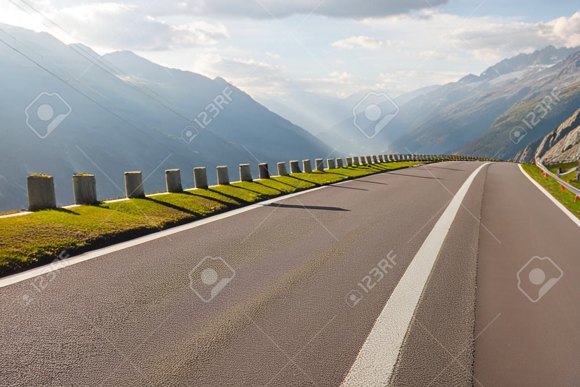 Uma pista de estrada, Grimsel pass, Alpes, Suíça