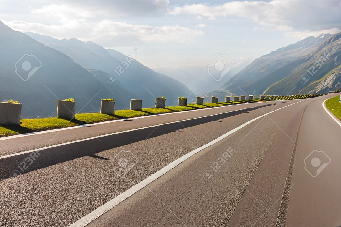 Une voie de la route, Grimsel passe, Alpes, Suisse