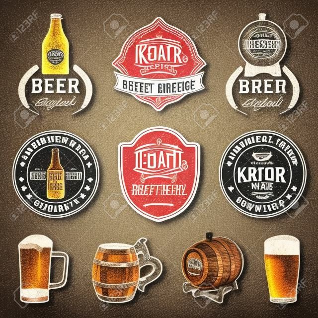 老啤酒徽標集。牛皮紙啤酒復古圖像用一隻手速寫玻璃，桶等。矢量復古標籤或徽章。