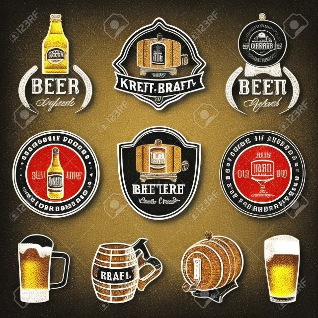 Antiguo conjunto de logotipos de cervecería. Kraft imágenes de cerveza retro con la mano esbozado de vidrio, barril, etc Vector de cosecha etiquetas o insignias.