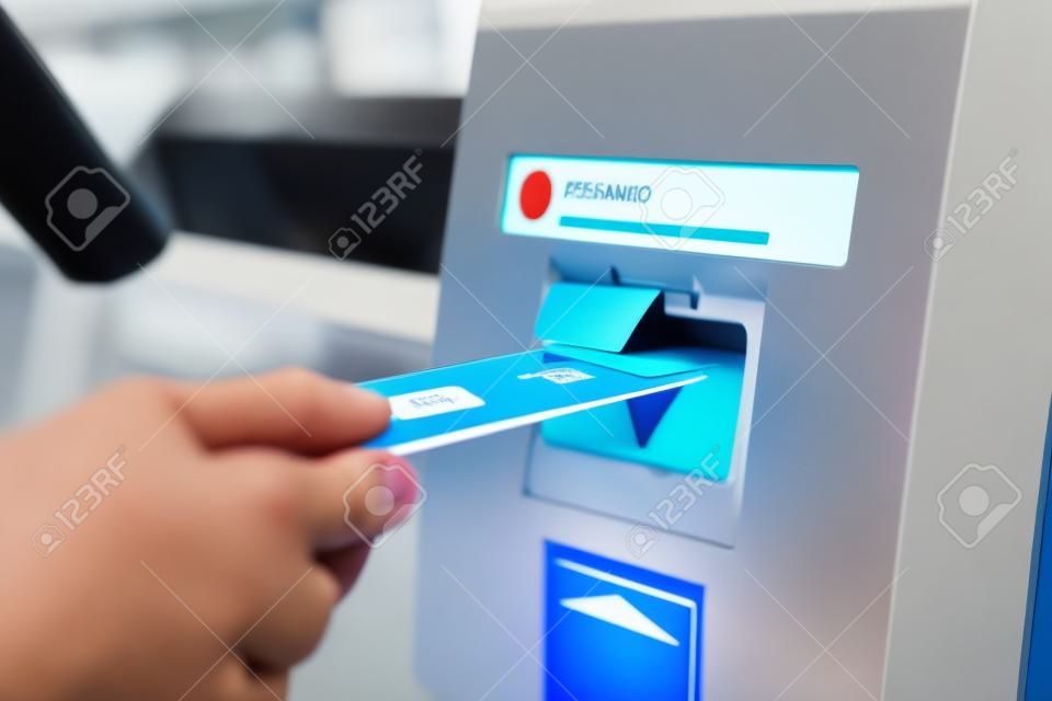 La persona inserisce la carta nello sportello automatico. Incassare denaro non contante per individuo