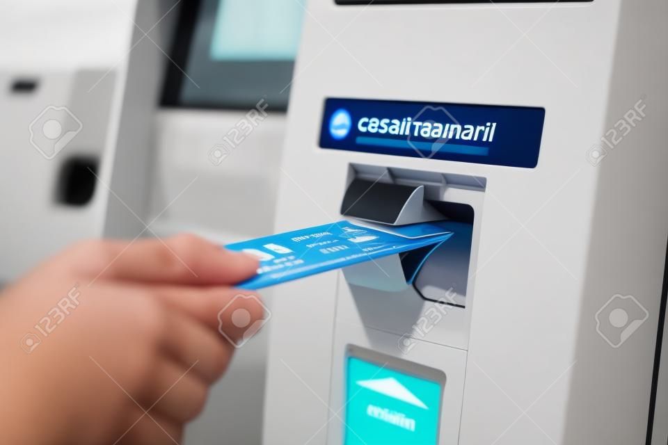 Osoba włóż kartę do bankomatu. wypłacanie pieniędzy bezgotówkowych przez osobę fizyczną