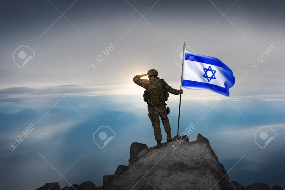 Soldato in cima alla montagna con la bandiera israeliana