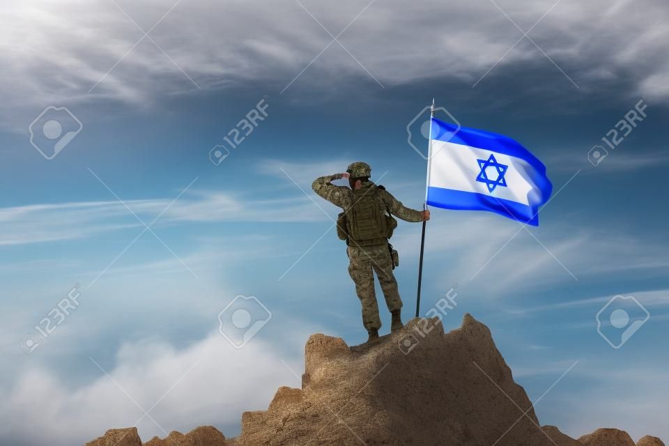 士兵在山顶上与以色列国旗