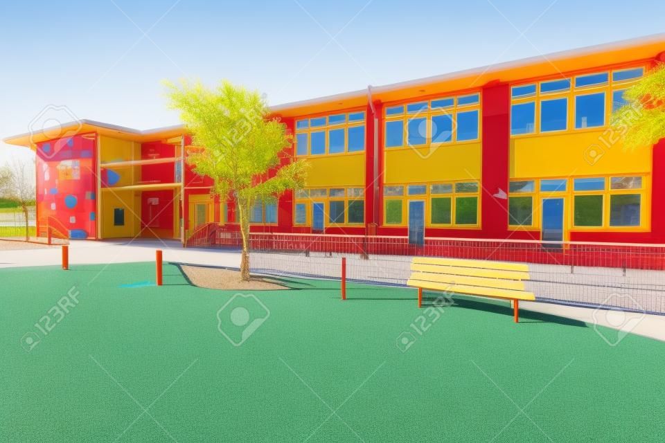 Vorschulgebäude außen mit Spielplatz an einem sonnigen Tag