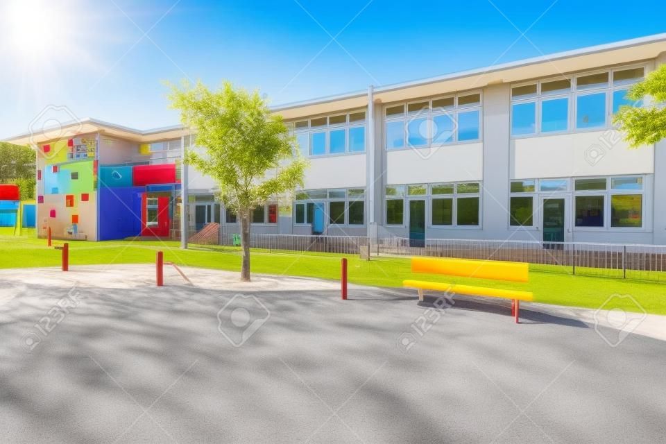 Pré-escolar exterior do edifício com playground em um dia ensolarado