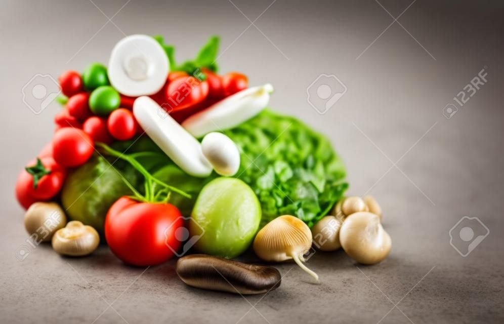 legumes tomates, alface, rabanetes, cogumelos champignon, pepinos, alho em um fundo branco isolado, close-up