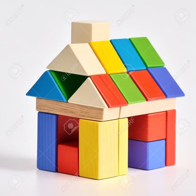 房子玩具積木孤立的白色背景，小木製家居