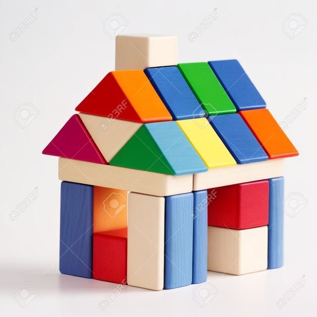 huis speelgoed blokken geïsoleerde witte achtergrond, kleine houten huis