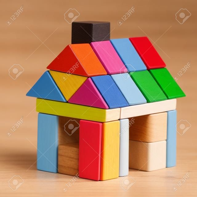 fondo blanco bloques de juguete casa aislada, pequeña casa de madera
