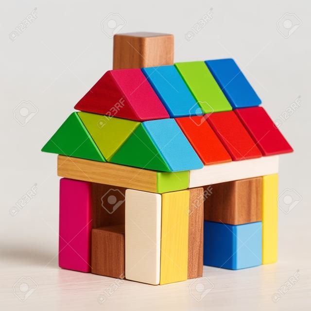房子玩具積木孤立的白色背景，小木製家居