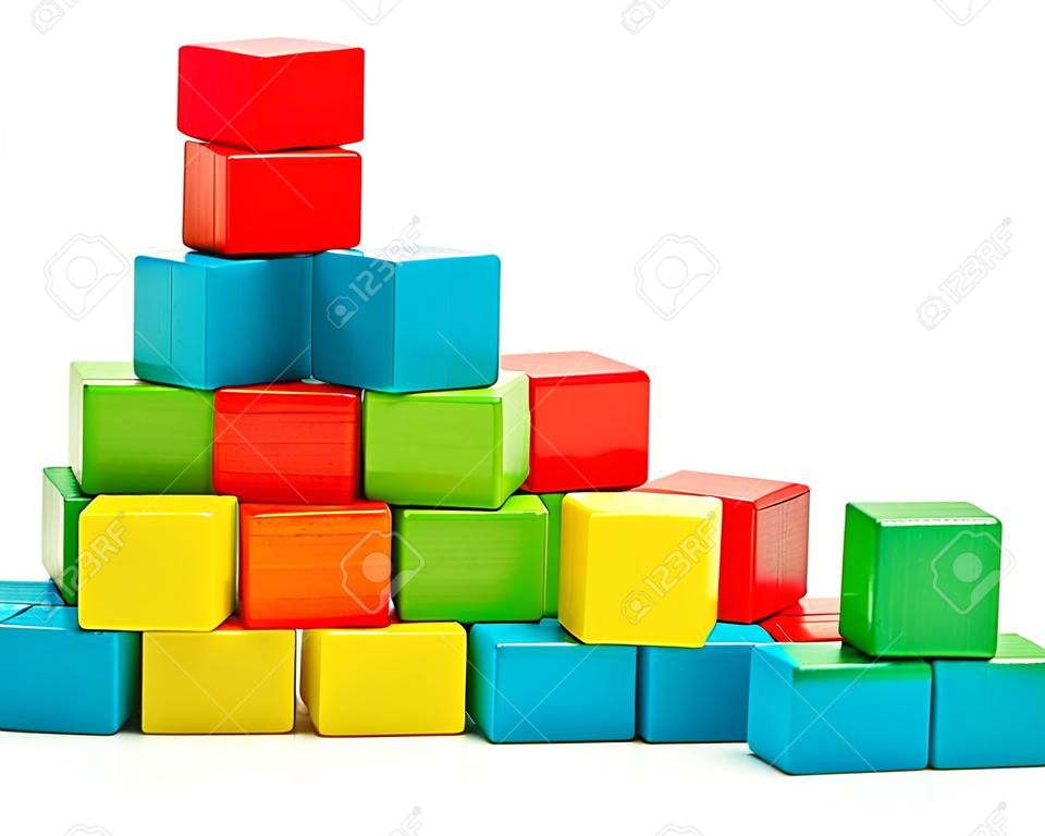 Spielzeugblöcke Pyramide, mehrfarbige Holzbausteine ??gestapelt isolierten weißen Hintergrund