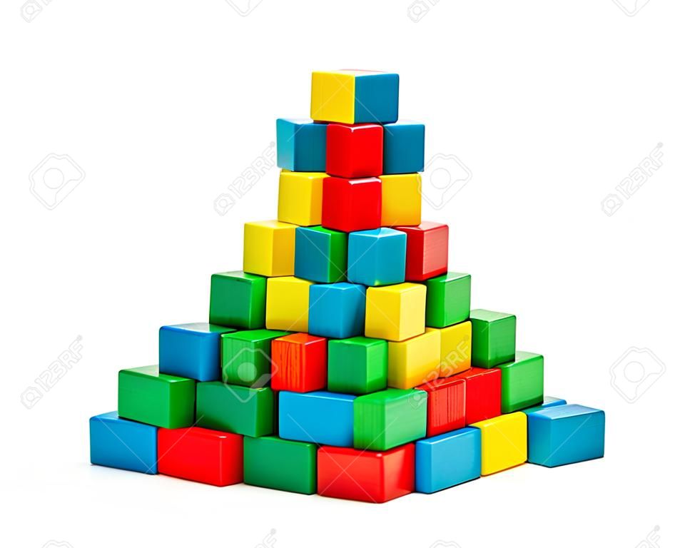 Spielzeugblöcke Pyramide, mehrfarbige Holzbausteine ??gestapelt isolierten weißen Hintergrund