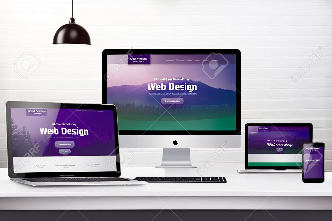 複数の異なるディスプレイ デバイス上のレスポンシブ Web サイト。ウェブデザインのコンセプト、開発ワークデスク。
