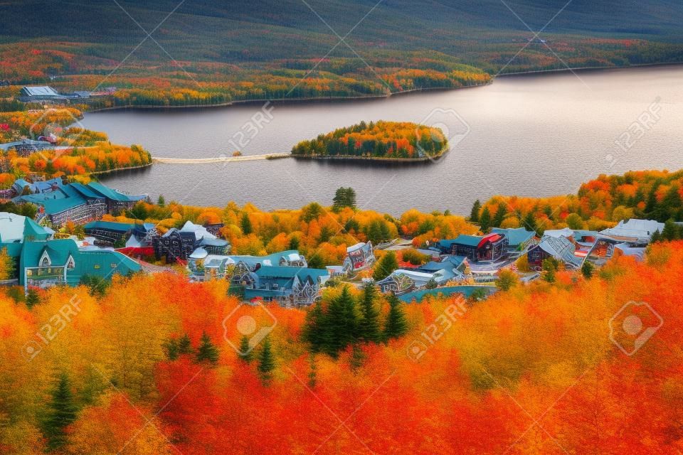 Mont Tremblant Dorf und See und Herbstfarben Hintergrund, Quebec, Kanada